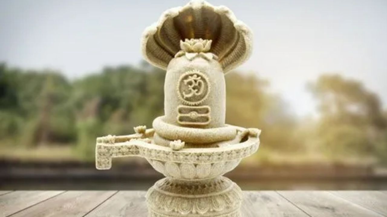 Shivlinga and Jyotirlinga : શિવલિંગની પૂજા કરવા માટે કોઈ પૂજારી કે બ્રાહ્મણ દેવની જરુર પડતી નથી. કોઈ પણ સામાન્ય મનુષ્ય શિવલિંગની પૂજા કરી શકે છે. કેમ કે ભગવાન શિવ કોઈ નિયમમાં બંધાયેલા નથી. શિવ બધાના છે. શિવલિંગ માનવ દ્વારા સ્થાપિત કરવામાં આવે છે. જ્યોર્તિંલિંગ ભગવાન શિવનો અવતાર માનવામાં આવે છે. જ્યોર્તિંલિંગનો અર્થ થાય છે કે જ્યોતિ સ્વરુપે ભગવાનનું પ્રગટ થવું. એટલે કે જ્યાં-જ્યાં શિવજી જ્યોતિ સ્વરુપે પ્રગટ થયા છે, તે સ્થાન જ્યોતિર્લિંગ સ્વરુપ પૂજવામાં આવે છે.  
