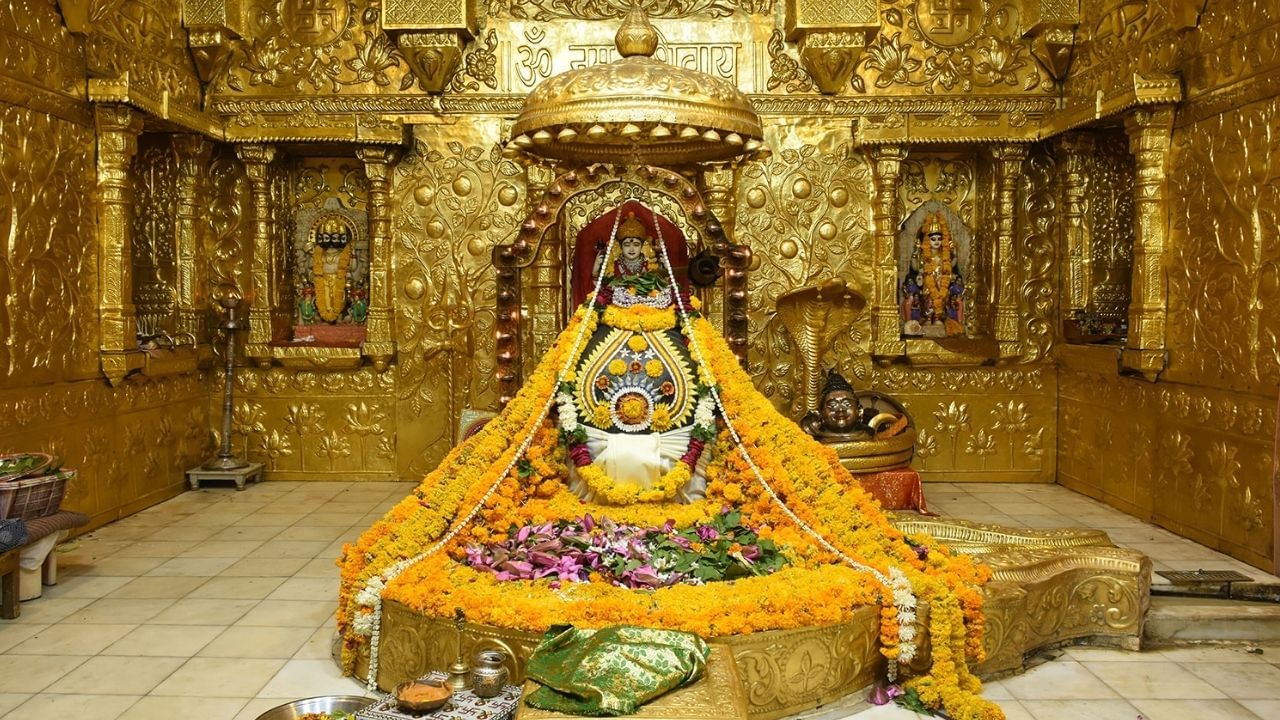 Jyotirlinga : જ્યોતિર્લિંગનો અર્થ : સમગ્ર દેશમાં મુખ્યત્વે 12 જ્યોતિર્લિંગની સ્થાપના છે. શિવપુરાણ અનુસાર જ્યાં પણ જ્યોતિર્લિંગની સ્થાપના કરવામાં આવી છે, ત્યાં ભગવાન શિવ સ્વયં એક પ્રકાશના રૂપમાં જન્મ્યા હતા. આમ જ્યોતિર્લિંગ એ ભગવાન શિવનું સ્વરૂપ છે જે 'સ્વયંભુ' છે એટલે કે તે પોતાની મેળે જ પ્રગટ થયા છે.
