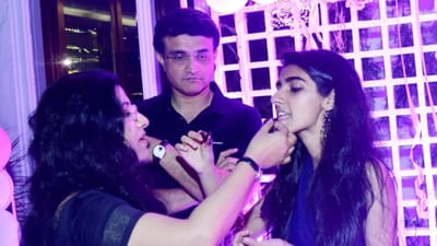 સૌરવ ગાંગુલીનો જન્મ 8 જુલાઈ 1972ના રોજ કલકત્તામાં થયો હતો અને તે ચંડીદાસ અને નિરુપા ગાંગુલીનો સૌથી નાનો પુત્ર છે. ચંડીદાસ એક પ્રિન્ટ બિઝનેસ ચલાવતા હતા અને શહેરના સૌથી ધનિક માણસોમાંના એક હતા. ગાંગુલીનું બાળપણ વૈભવવિલાસ વાળું હતું અને તેનું હુલામણું નામ 'મહારાજ' હતું,