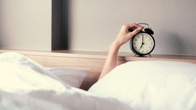 વર્તમાન સમયમાં કેટલાક લોકોને આહાર લીધા પછી અને પૂરી ઊંઘ લીધા પછી પણ થાક લાગતો હોય છે. વિટામિન ડીની ઉણપથી પણ ખૂબ જ થાક લાગે છે. આ પરિસ્થિતમાં વિટામિન ડીથી ભરપૂર ખોરાકનું સેવન કરવાથી લાભ મળે છે. 