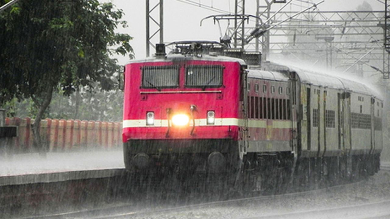 Rajkot - Secunderabad SF Express : ટ્રેન નંબર 16588 બિકાનેર - યશવંતપુર એક્સ્પ, ટ્રેન નંબર 07054 લાલગઢ - કાચેગુડા સ્પેશિયલ, ટ્રેન નંબર 20920 એકતા નગર - MGR ચેન્નાઈ સેન્ટ્રલ SF Exp તેમજ ટ્રેન નંબર 22717 રાજકોટ - સિકંદરાબાદ SF એક્સ્પ્રેસ વરસાદ રહેશે ત્યાં સુધી વહેલા-મોડી રહેવાની સંભાવના છે અને રેલવેની ઓફિશિયલ સાઈટ પર ટાઈમટેબલ ચેક કરતા રહેવું. 
