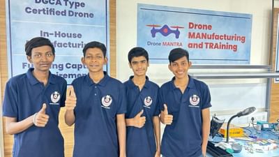 ‘કૌશલ્ય સાથે શિક્ષણ’ના હેતુ સાથે ‘સ્કિલ સ્માર્ટ’ અભ્યાસ થકી યુવાનોને રોજગારી આપવાનો ઉદ્દેશ રાજ્ય અને કેન્દ્ર સરકારે દાખવ્યો છે. આ જ ઉદ્દેશથી કૌશલ્યા-ધ સ્કિલ યુનિવર્સિટીની સ્થાપના પણ કરવામાં આવી છે. પીએમ નરેન્દ્ર મોદીના ‘સ્કિલ ઇન્ડિયા’ ના વિઝનને સાર્થક કરવા માટે રાજ્ય સરકારે ભરપૂર પ્રયાસો હાથ ધર્યા છે. રાજ્યના મુખ્યમંત્રી ભૂપેન્દ્ર પટેલે રાજ્યમાં સમયની માંગ અનુસાર કૌશલ્ય તાલીમ પ્રદાન થાય તેના માટે યોજનાબદ્ધ કામગીરી હાથ ધરાઈ છે. આ દિશામાં જ કાર્યવાહી કરતા ખેડૂતોને માટે ડ્રોન પાયલટ તાલીમ આપવાનો પ્રોજેક્ટ તૈયાર કરવામા આવ્યો છે. જે અનુસાર હવે આગામી સમયમાં ખેડૂતો તથા ખેડૂત પુત્રોને નજીવા દરે ડ્રોન પાયલટની તાલીમ આપવામાં આવશે. 