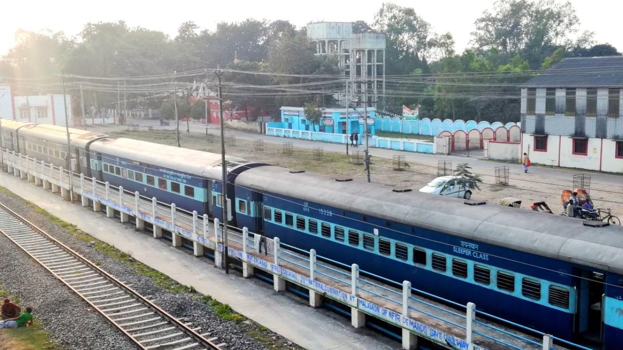 Okha Superfast train  : જન્માષ્ટમીના તહેવારને ધ્યાનમાં રાખીને પશ્ચિમ રેલવેએ મુસાફરોની સુવિધાને ધ્યાનમાં રાખીને અમદાવાદ અને ઓખા વચ્ચે જન્માષ્ટમી ફેસ્ટિવલ સ્પેશિયલ ટ્રેન ખાસ ભાડા પર ચલાવવાનો નિર્ણય કર્યો છે.
