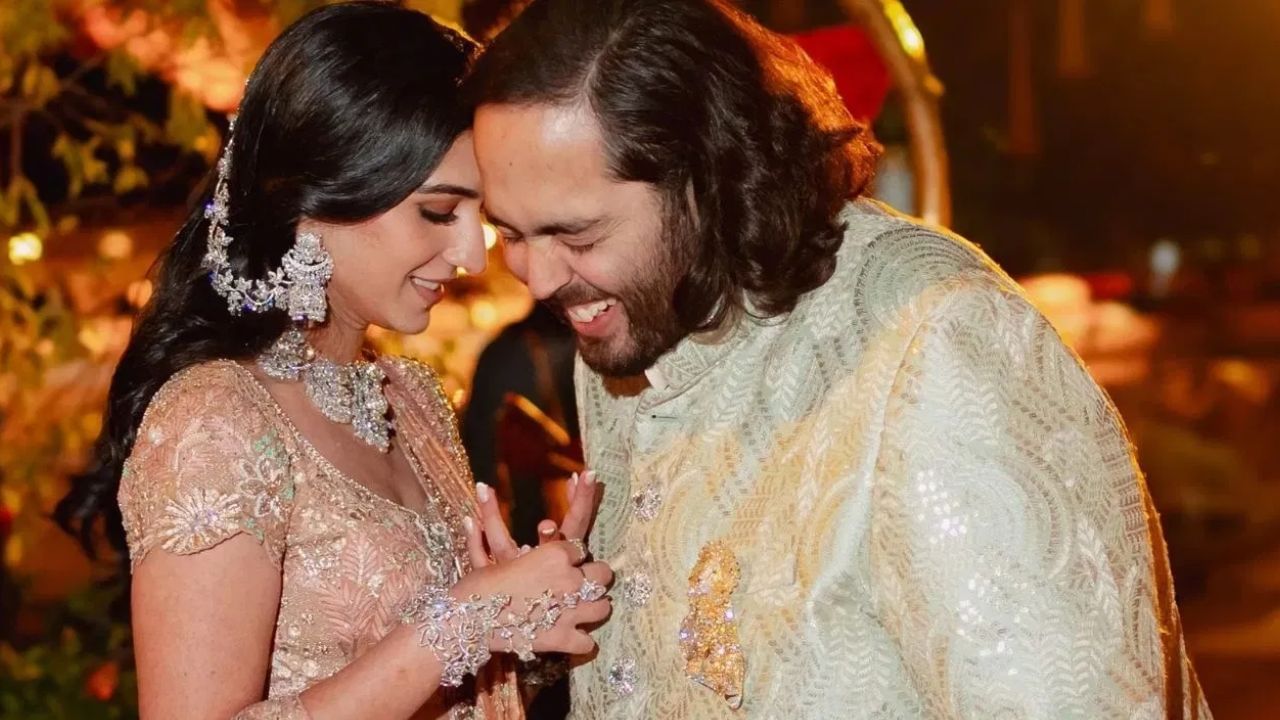 Anant Ambani Radhika Merchant : અનંત-રાધિકાના લગ્ન શરૂઆતથી જ સમાચારોમાં છે. આ લગ્નની દુનિયાભરમાં ચર્ચા છે, કેમ નહીં? છેવટે, મુકેશ અંબાણીએ તેમના નાના પુત્રના લગ્નમાં આટલો ખર્ચ કર્યો છે. બંનેના લગ્ન સાત મહિના સુધી ચાલ્યા. બંનેએ ગયા વર્ષે ડિસેમ્બરમાં નાથદ્વારામાં સગાઈ કરી હતી અને 12 જુલાઈ, 2024ના રોજ બંનેએ Jio કન્વેન્શન સેન્ટરમાં લગ્ન કર્યા હતા.
