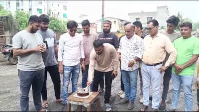 ભરૂચ : બિસ્માર રસ્તા તરફ તંત્રનું ધ્યાન ખેંચવા અનોખું વિરોધ પ્રદર્શન કરાયું, જુઓ વીડિયો