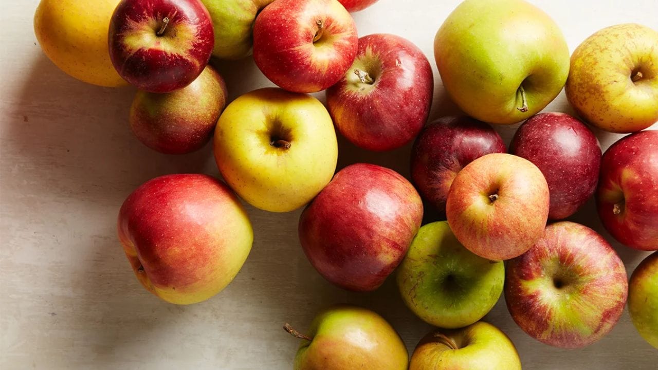 એપલ એનર્જી આપે છે : ઘણા પોષક તત્વો હોવા ઉપરાંત સફરજનમાં ફ્રુક્ટોઝ પણ હોય છે, જે ઉર્જા પ્રદાન કરવામાં મદદ કરે છે. તેથી તમે ઓફિસમાં નાસ્તા તરીકે સફરજન લઈ શકો છો અથવા સવારે નાસ્તા પછી તેનું સેવન કરી શકો છો. એ વાતનું ધ્યાન રાખવું જોઈએ કે સફરજન હંમેશા તેની છાલ સાથે જ ખાવું જોઈએ.
