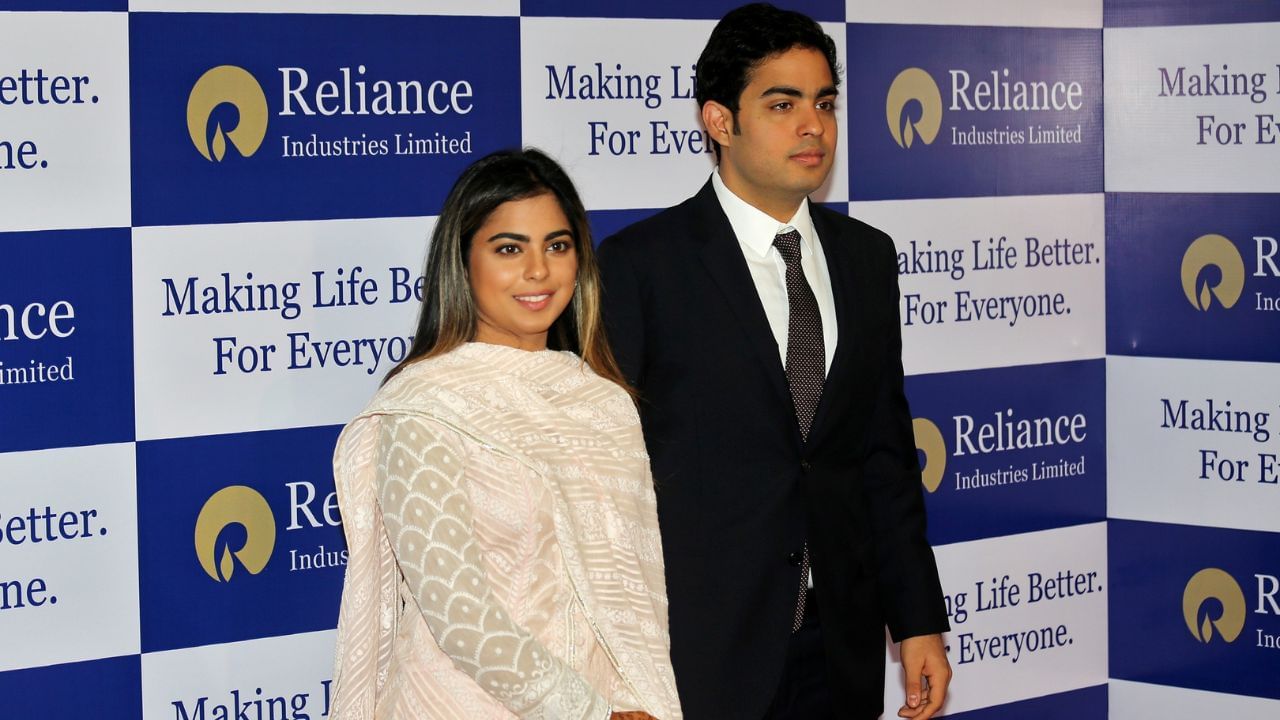 Isha-Anant Ambani : મુકેશ અંબાણીના ત્રણ બાળકો આકાશ અંબાણી, ઈશા અંબાણી અને અનંત અંબાણી પાસે 80,52,021 શેર છે. જે કંપનીમાં લગભગ 0.12% હિસ્સો છે. કેટલાક મીડિયા રિપોર્ટ્સ કહે છે કે કોકિલાબેન અંબાણીની કુલ સંપત્તિ લગભગ 18,000 કરોડ રૂપિયા છે.
