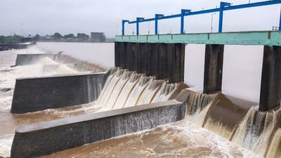 સુરતઃ માંડવીનો કાકરાપાર ડેમ સંપૂર્ણ ભરાયો, પાણી 0.50 ફૂટ ઓવરફ્લો થઇ રહ્યું છે, જુઓ વિડીયો