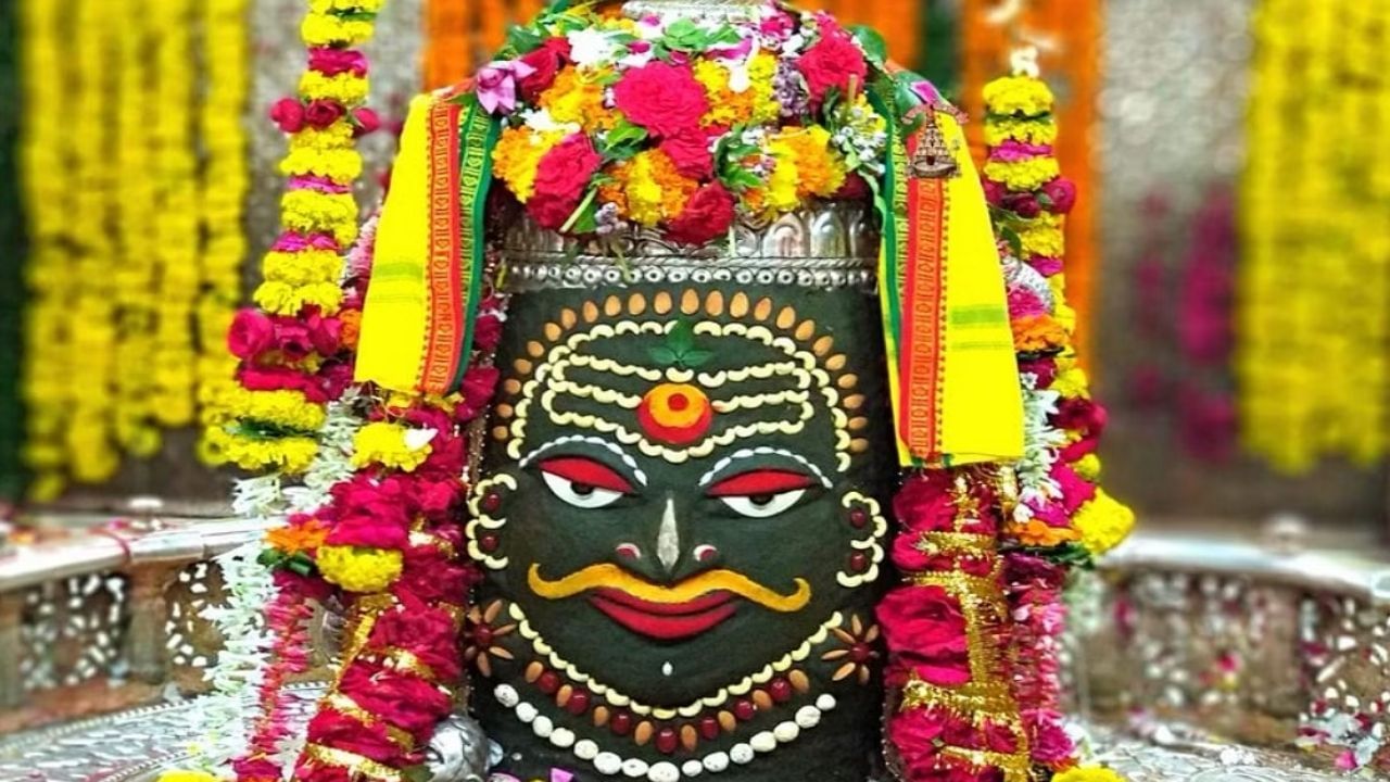 Jyotirlinga Fact : આ 12 જ્યોતિર્લિંગ 12 રાશિઓનું પ્રતિનિધિત્વ કરે છે. તેથી આ 12 જ્યોતિર્લિંગનું વિશેષ મહત્વ માનવામાં આવે છે. એવું પણ માનવામાં આવે છે કે જે વ્યક્તિ પોતાના જીવનમાં આ 12 જ્યોતિર્લિંગના દર્શન કરે છે તે ભગવાન શિવના વિશેષ આશીર્વાદ પ્રાપ્ત કરનાર બની શકે છે. 12 જ્યોતિર્લિંગ આ પ્રમાણે છે.
