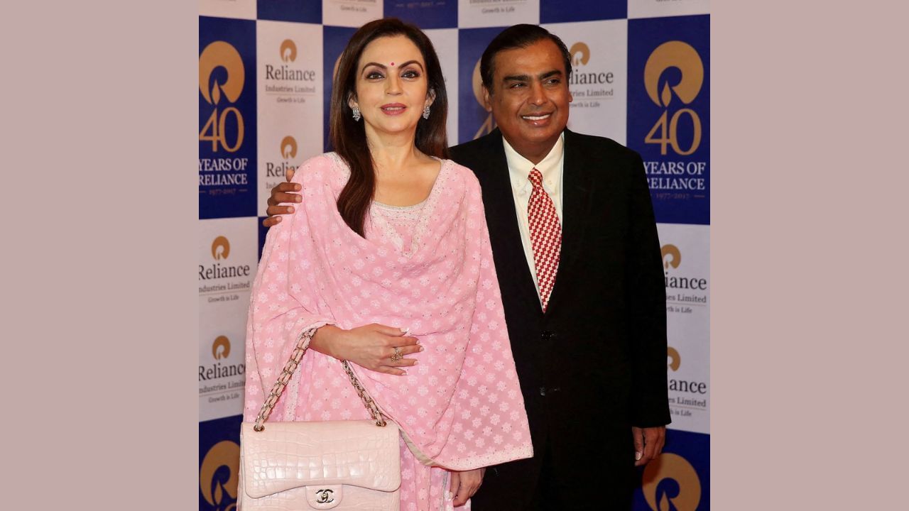 Reliance Industries Share : શું તમે જાણો છો કે અંબાણી પરિવારના કયા સભ્યની રિલાયન્સ ઇન્ડસ્ટ્રીઝમાં સૌથી વધુ હિસ્સો છે? જો તમારા મનમાં આ પ્રશ્નનો જવાબ મુકેશ અંબાણી, નીતા અંબાણી, ઈશા અંબાણી, આકાશ અંબાણી કે અનંત અંબાણી હોય તો તમે ખોટા છો. ચાલો તમને સાચો જવાબ આપીએ.
