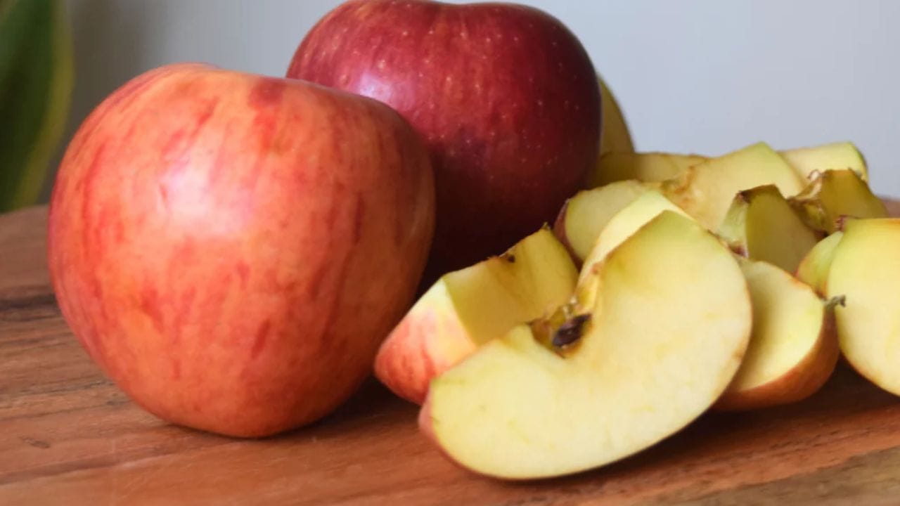 સ્કિન કેર : રોજ એક સફરજન ખાવાથી તમે થોડાં જ દિવસોમાં તેની અસર તમારા ચહેરા પર જોશો. નિયમિતપણે સફરજન ખાવાથી સ્કિન અંદરથી સ્વસ્થ બને છે અને ચહેરા પર કુદરતી ગુલાબી ચમક દેખાય છે.
