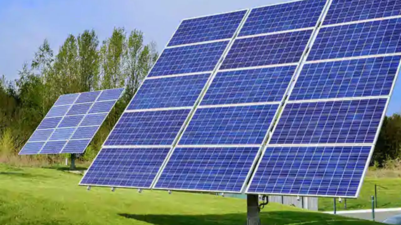 Solar Panel : વરસાદ સોલાર પેનલ્સને અસર કરે છે : વરસાદ દરમિયાન વાદળો સૂર્યપ્રકાશ ઘટાડે છે. જેના કારણે સૌર પેનલ ઓછી ઉર્જા ઉત્પન્ન કરે છે. પરંતુ જ્યારે વરસાદનું પાણી સોલાર પેનલની સપાટી પર એકઠું થાય છે, ત્યારે સૂર્યપ્રકાશને પેનલ સુધી પહોંચવામાં મુશ્કેલી પડે છે. વરસાદને કારણે તાપમાન ઘટી શકે છે, જે સોલાર પેનલની કાર્યક્ષમતા ઘટાડે છે. પરંતુ આ બધું હોવા છતાં સોલાર પેનલ વરસાદમાં વીજળી પૂરી પાડે છે. 
