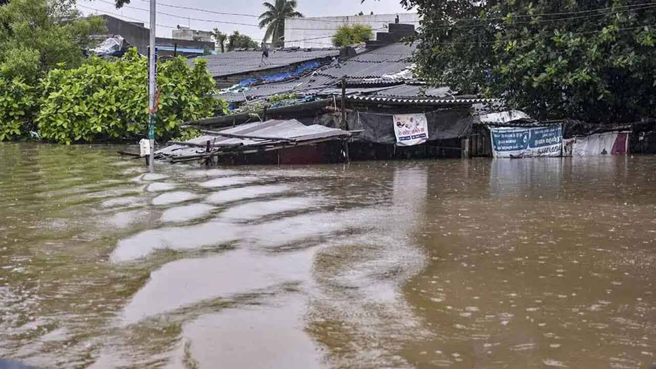 સુરત વીડિયો : સુરતીઓને ‘કાળા પાણી’ની સજા! ખાડીપૂરના કારણે લોકો ઘરમાં જેલની જેમ પૂરાઈ જવા મજબૂર બન્યા