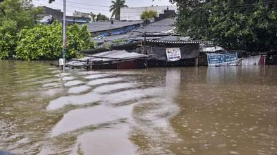 સુરત વીડિયો : સુરતીઓને 'કાળા પાણી'ની સજા! ખાડીપૂરના કારણે લોકો ઘરમાં જેલની જેમ પૂરાઈ જવા મજબૂર બન્યા