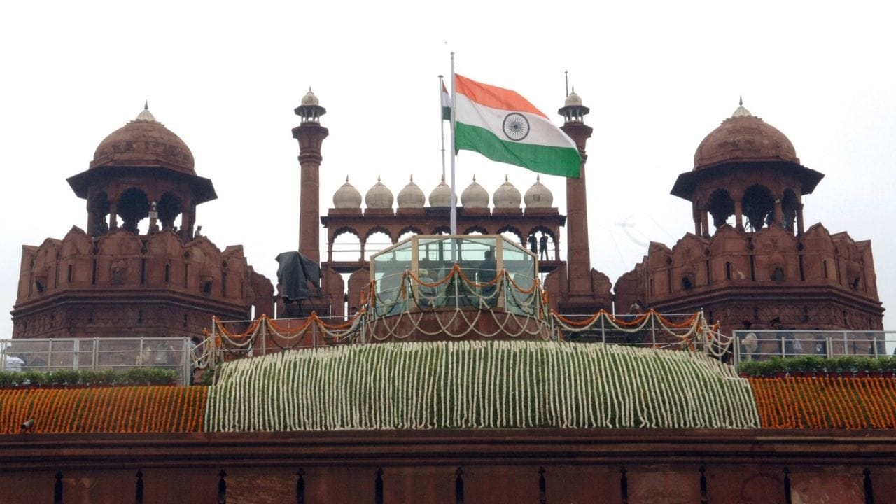 જેના કારણે 15મી ઓગસ્ટનો દિવસ યાદગાર છે : ઉલ્લેખનીય છે કે વર્ષ 1947માં આ દિવસે એટલે કે 15મી ઓગસ્ટના રોજ ભારતને બ્રિટિશ શાસનથી આઝાદી મળી હતી. આવી સ્થિતિમાં દર વર્ષે વડાપ્રધાન દિલ્હીના લાલ કિલ્લા પર ધ્વજ ફરકાવે છે અને આઝાદી હાંસલ કરવા માટે બલિદાન આપનારા શહીદોને રાષ્ટ્રગીત સાથે યાદ કરવામાં આવે છે. આ સમય દરમિયાન દેશના વિવિધ ક્ષેત્રોમાં તે બહાદુર શહીદોને શ્રદ્ધાંજલિ આપવામાં આવે છે. જેમણે સ્વતંત્રતા માટે તેમના જીવનનું બલિદાન આપી દીધું હતું. સાથે જ શાળા-કોલેજો વગેરેમાં સાંસ્કૃતિક કાર્યક્રમોનું આયોજન કરવામાં આવે છે અને દેશભક્તિના ગીતો ગાવામાં આવે છે.