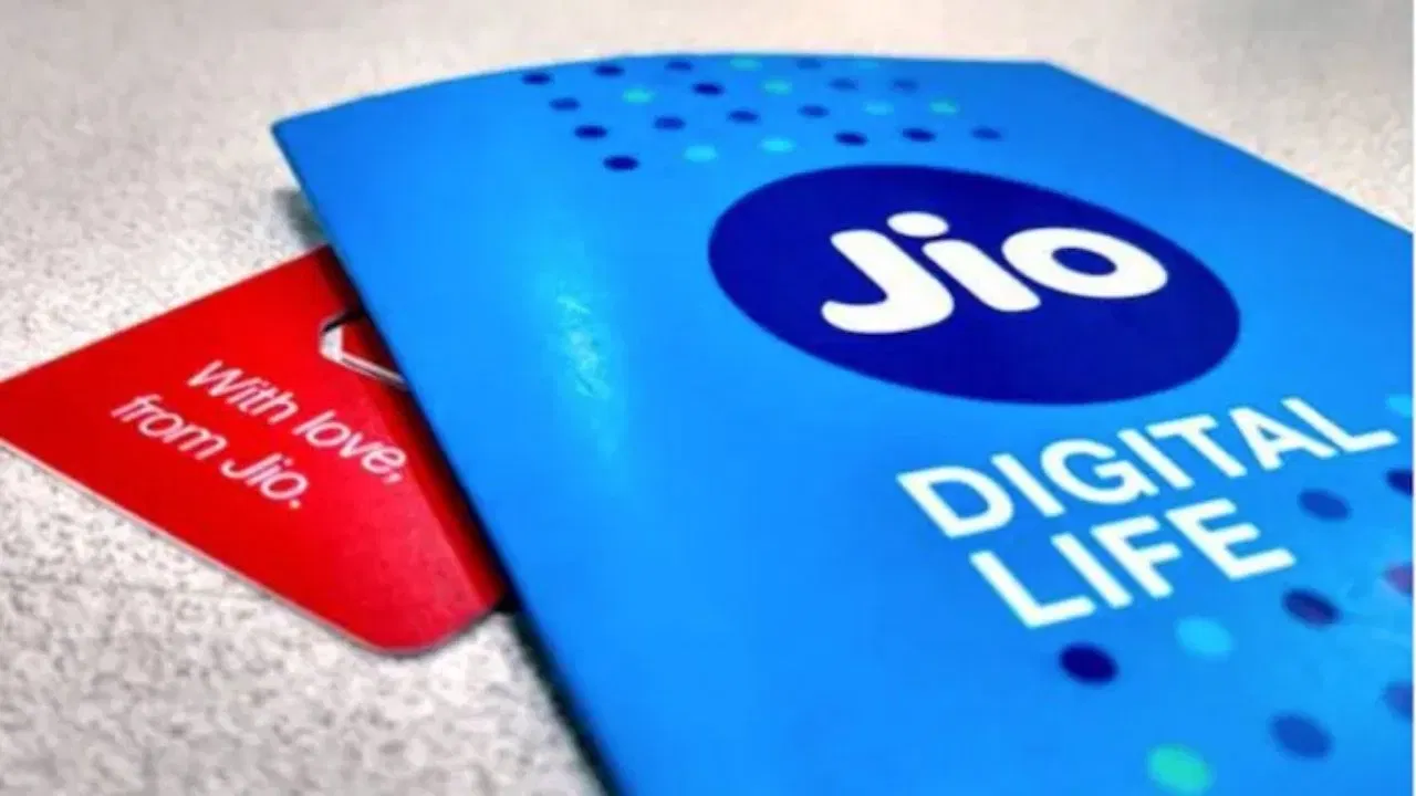 Jio Cheapest 5G Prepaid Plan: ટેલિકોમ કંપનીઓએ પ્લાન મોંઘા કરી દીધા છે પરંતુ હવે કંપનીઓ યુઝર્સને રીઝવવા માટે નવા પ્લાન લોન્ચ કરી રહી છે. રિલાયન્સ જિયોએ હવે પ્રીપેડ યુઝર્સ માટે એક નવો અને સસ્તો 5G પ્લાન પણ લોન્ચ કર્યો છે જેની કિંમત 200 રૂપિયાથી ઓછી છે. આ પ્લાનની ખાસ વાત એ છે કે આ પ્લાન સાથે યુઝર્સને અનલિમિટેડ 5G ડેટા આપવામાં આવશે. ચાલો જાણીએ કે આ પ્લાનમાં ડેટા સિવાય બીજું શું મળશે?