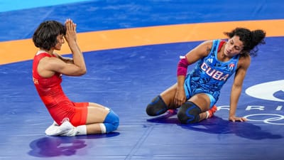 પેરિસ ઓલિમ્પિક 2024માં સિલ્વર મેડલ વિજેતા વિનેશ ફોગાટ પાસે ગોલ્ડ મેડલની આશા રાખવામાં આવી રહી હતી. ત્યારે ભારત માટે એક દુખદ સમાચાર સામે આવ્યા હતા.વિનેશ ફોગાટ પેરિસ ઓલિમ્પિકમાંથી ડિસ્ક્વોલિફાઈ થઈ છે. ભારતના ઓલિમ્પિક અભિયાનને મોટો ફટકો પડ્યો છે. આજે સવારે તેનું વજન 50 કિલો કરતાં થોડા ગ્રામ વધુ હતું. હરિયાણાની આ છોકરીની તાકાત પાછળનું કારણ શું છે ચાલો જાણીએ,