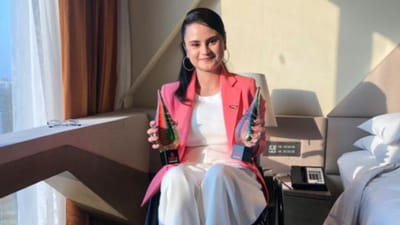 પેરિસ પેરાલિમ્પિક 2024માં ભારતનું ખાતું ખુલી ચૂક્યું છે. ભારતની બે દીકરીઓએ એક જ ઈવેન્ટમાં બે મેડલ જીત્યા છે. શૂટર અવની લેખારાએ ફરી એકવાર ભારત માટે ગોલ્ડ મેડલ જીતાડ્યો છે. અવનીએ 10 મીટર એર રાઈફલ SH1માં ગોલ્ડ મેડલ જીત્યો છે. તમને જણાવી દઈએ કે, આ પહેલા અવની લેખારા પેરાલિમ્પિકમાં ગોલ્ડ મેડલ જીતી ચૂકી છે.