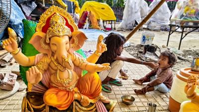 ગણેશ ઉત્સવને હવે માત્ર ગણતરીના દિવસો જ બાકી રહ્યા છે, ભક્તો ગણપતિની મૂર્તિઓનું સ્થાપન કરી તેની પૂજા અર્ચના કરે છે.સમગ્ર દેશમાં દર વર્ષે ગણેશ ચતુર્થીના દિવસથી આ ઉત્સવ શરૂ થાય અને 10 દિવસ સુધી લોકો ઉજવણી કરે છે.