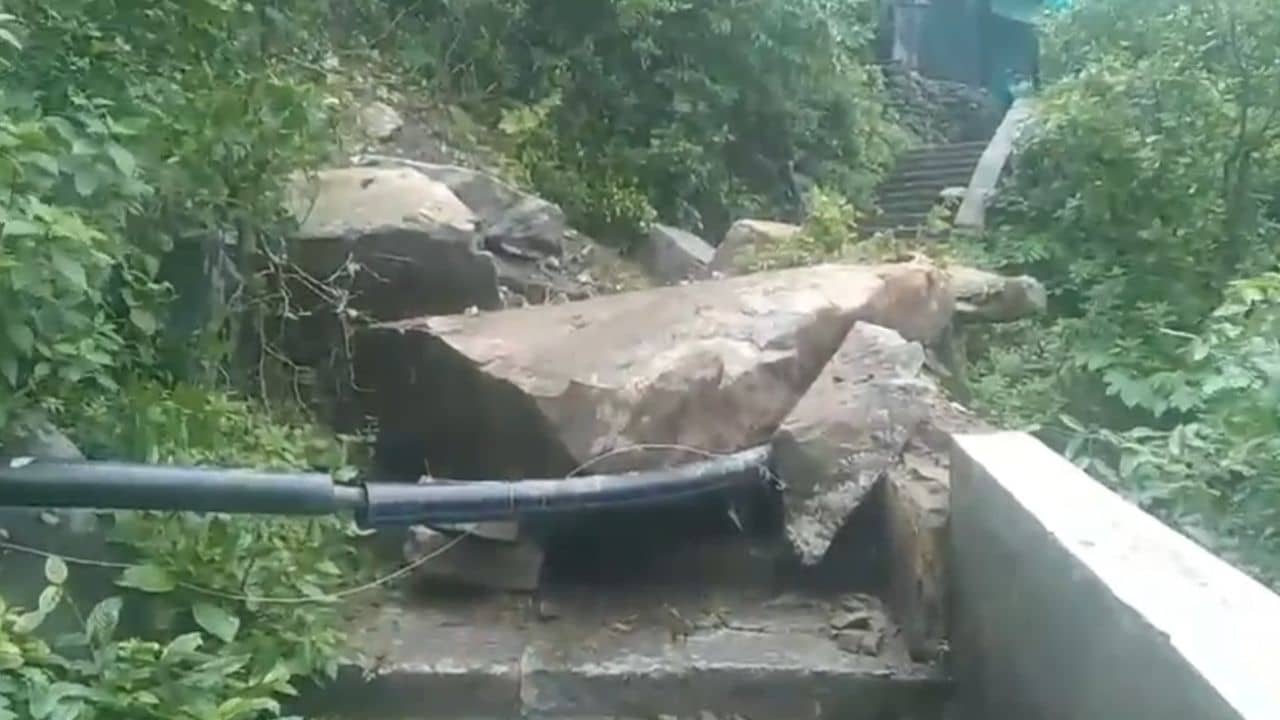 Junagadh News : ગિરનાર પર્વત પર 2100 પગથિયા પર શિલા ધસી, ભારે પવન સાથે વરસાદના કારણે બની ઘટના, જુઓ Video