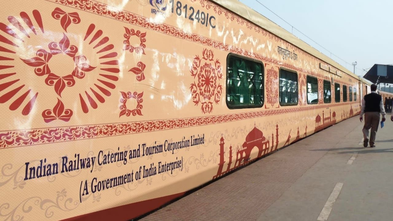 IRCTC તેના મુસાફરોને આરામદાયક મુસાફરી આપવા માટે પ્રતિબદ્ધ છે. મુસાફરોને ભજન કીર્તન અને મુસાફરીની માહિતી આપવા માટે ટ્રેનમાં ઇન્ફોટેનમેન્ટ સિસ્ટમ પણ લગાવવામાં આવી છે. સુરક્ષા માટે દરેક કોચમાં પ્રાઇવેટ સુરક્ષા ગાર્ડ અને સીસીટીવી કેમેરા પણ ઉપલબ્ધ રહેશે. 