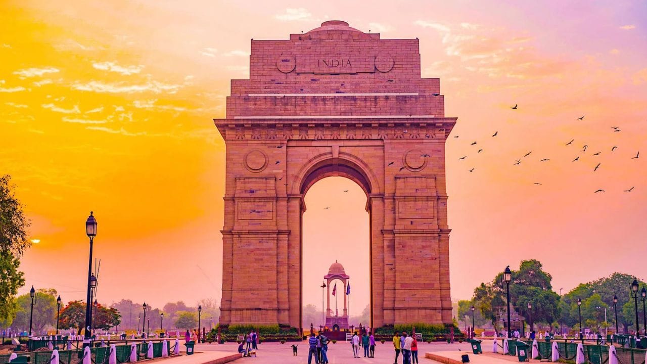 ભારતની વાત કરીએ તો, ભારત આ યાદીમાં ટોપ-100માં પણ સામેલ નથી. ભારતની માથાદીઠ GDP 2,731 ડોલર છે, પરંતુ જ્યારે વર્લ્ડ GDP રેન્કિંગની વાત આવે, તો ભારત 5માં સ્થાને આવે છે.