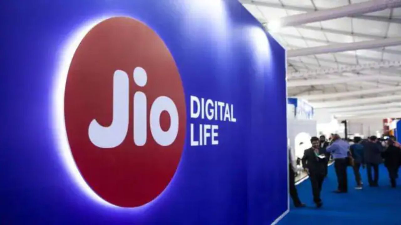 Jio ગ્રાહકો દરરોજ સરેરાશ 30 GB કરતા વધુ ડેટાનો ઉપયોગ કરી રહ્યા છે. તેમણે કહ્યું કે ભારત હવે વિશ્વનું સૌથી મોટું ડેટા માર્કેટ બની ગયું છે. રિલાયન્સ જિયો માત્ર 8 વર્ષમાં વિશ્વની સૌથી મોટી મોબાઈલ ડેટા કંપની બની ગઈ છે.