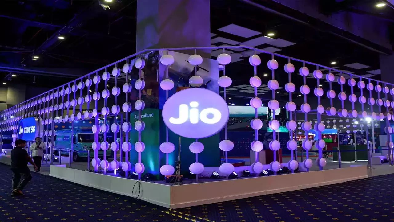 Jio AirFiberનું લક્ષ્ય દર 30 દિવસે 10 લાખ ઘરોને જોડીને રેકોર્ડ 10 કરોડ ઘરો સુધી પહોંચવાનું છે. મુકેશ અંબાણીએ Jioની 5G અને 6G ટેક્નોલોજી વિશે પણ વાત કરી. તેમના જણાવ્યા અનુસાર, Jioએ 5G અને 6G ક્ષેત્રે 350 પેટન્ટ અરજીઓ દાખલ કરી છે.