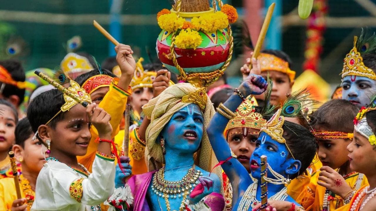 જન્માષ્ટમીના દિવસે દેશભરમાં એક અલગ જ ઉજવણી જોવા મળે છે. બાળકોથી લઈને મોટાઓ સુધી દરેક જણ ગોવિંદાના રંગોમાં સજ્જ જોવા મળે છે અને તેમના કાન્હાનો જન્મદિવસ ખૂબ જ ધામધૂમથી ઉજવે છે. આ વખતે શ્રી કૃષ્ણ જન્માષ્ટમી 26 ઓગસ્ટ સોમવારના રોજ ઉજવવામાં આવશે. શું તમે જાણો છો કે દેશભરમાં કયા સ્થળોએ જન્માષ્ટમી ખૂબ જ ખાસ હોય છે?