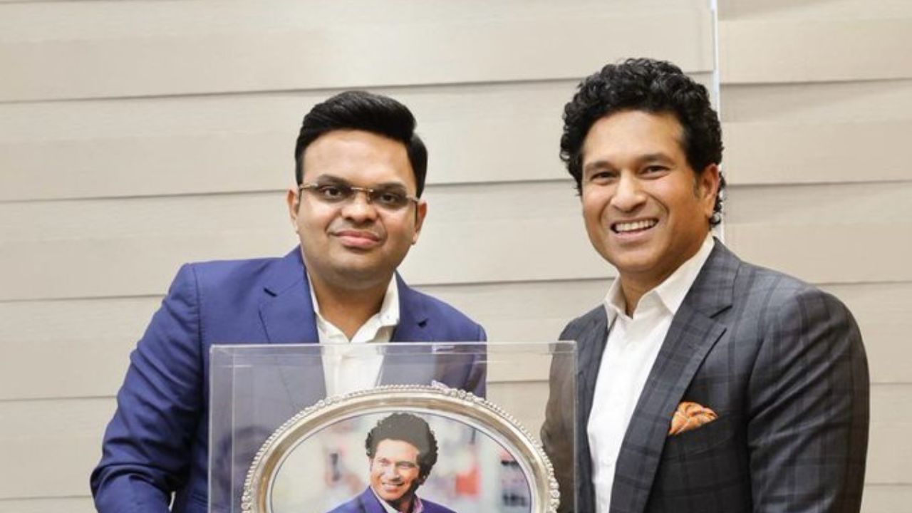   અલગ અલગ મીટિંગમાં તેમને 40 હજાર રુપિયાના પ્રતિદિવસ તરીકે ભથ્થું મળે છે. જો બોર્ડની મીટિંગના કારણે અન્ય શહેરમાં જવાનું થાય તો તેમને 30 હજાર રુપિયાનું ભથ્થું દિવસના હિસાબે મળે છે.  તેમજ વિદેશમાં જવાનું થયું તો ખર્ચ બોર્ડ ઉપાડે છે.