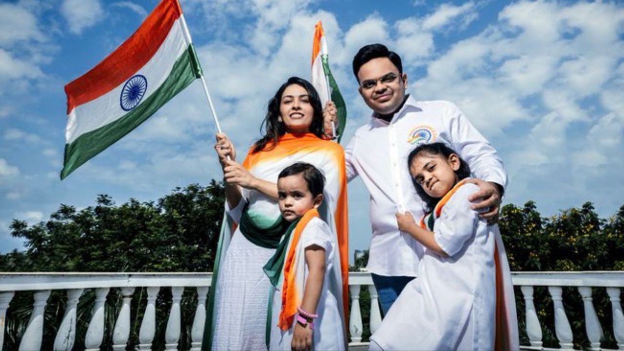 એટલે કે, જય શાહને બીસીસીઆઈ પાસેથી સેલેરી મળતી ન હતી પરંતુ બોર્ડ મીટિંગ અને વિદેશમાં થનારી આઈસીસી મીટિંગમાં ભાગ લેવા માટે તેમને સારું ભથ્થું મળે છે.હજુ સુધી ICCએ જાહેર કર્યું નથી કે તે તેના અધિકારીઓને ભથ્થા અથવા અન્ય સુવિધાઓ તરીકે કેટલા પૈસા આપે છે.