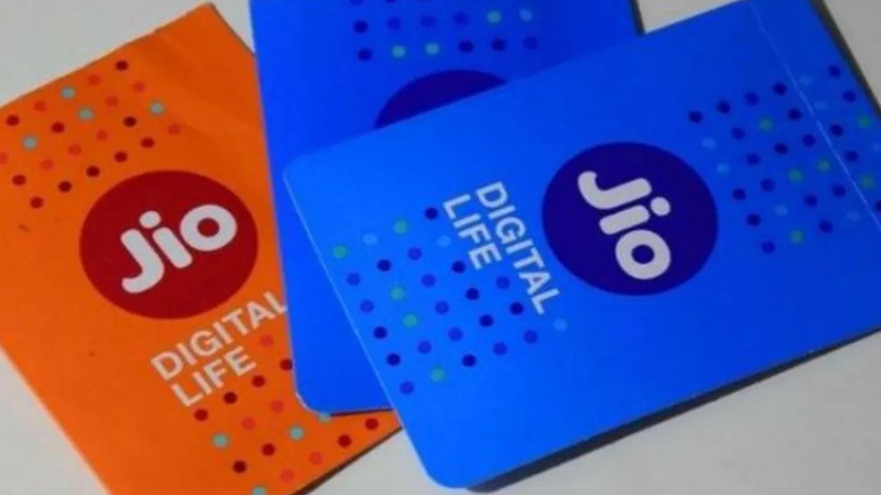 jio customise mobile number : તમારો કસ્ટમાઇઝ્ડ Jio નંબર કેવી રીતે મેળવવો? : તમે MyJio એપ/વેબસાઈટ અથવા Jio Choice Number વેબસાઈટ પર જઈને આ સુવિધાનો લાભ લઈ શકો છો. ચાલો જાણીએ બંને રીતે નવું સિમ કાર્ડ મેળવવાની પ્રક્રિયા વિશે.
