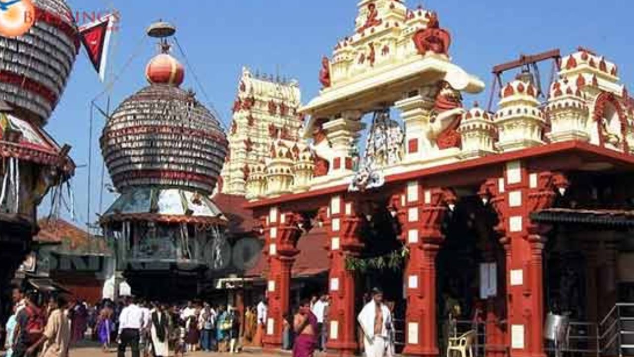 કર્ણાટક શ્રી કૃષ્ણ મંદિર : દક્ષિણ ભારતના કર્ણાટક રાજ્યમાં પણ કૃષ્ણ જન્માષ્ટમી ખૂબ જ ઉત્સાહ સાથે ઉજવવામાં આવે છે. કર્ણાટકનું ઉડુપી શહેર તેના સુંદર મંદિરો માટે જાણીતું છે. અહીં ભગવાન કૃષ્ણની પૂજા બારીથી કરવામાં આવે છે જેમાં નવ છિદ્રો છે. આ છિદ્રોને નવગ્રહોનું પ્રતીક માનવામાં આવે છે. આ ઉપરાંત અહીં ભવ્ય દહીં હાંડીનું પણ આયોજન કરવામાં આવે છે.