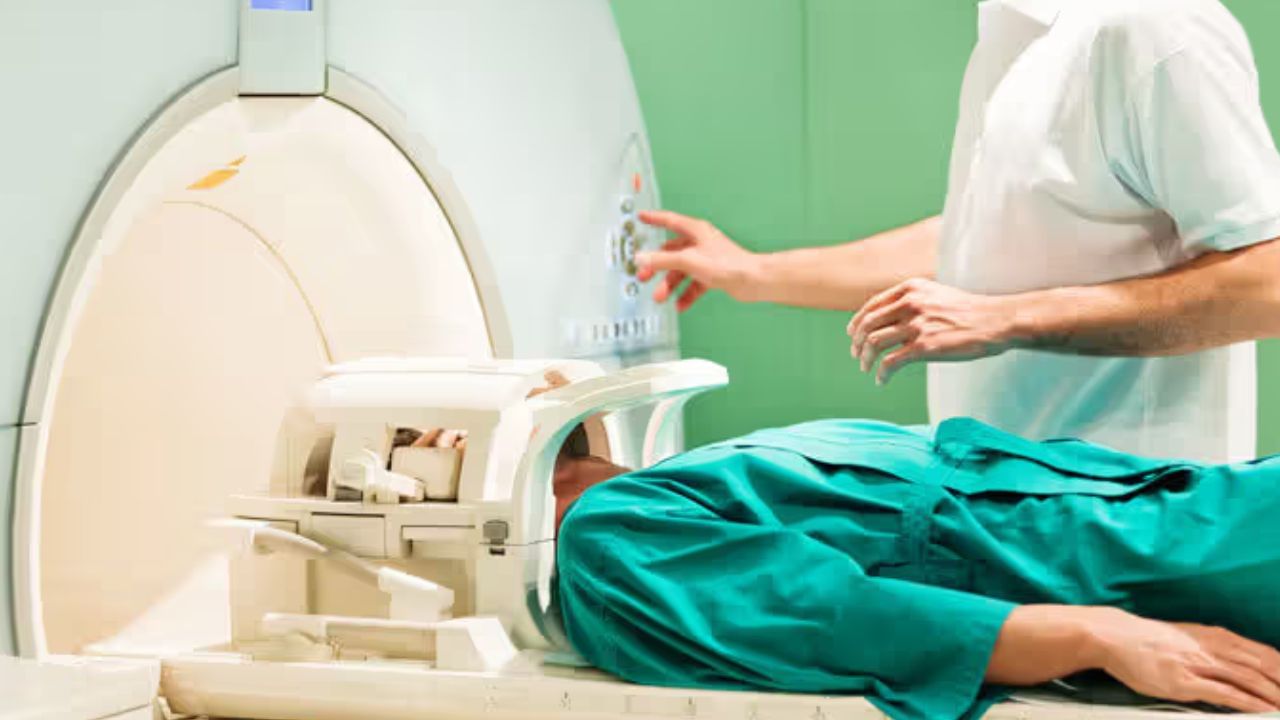 MRI Machine બનાવતી કંપનીઓ આ મશીનમાં એક નહીં પરંતુ બે મોટા સુપરકન્ડક્ટિંગ મેગ્નેટ (superconducting magnets) ઇન્સ્ટોલ કરે છે. જ્યારે આ ચુંબકને ઠંડુ રાખવામાં આવે ત્યારે જ મશીનમાં સ્થાપિત સુપરકન્ડક્ટીંગ મેગ્નેટ યોગ્ય રીતે કામ કરી શકે છે. હવે પ્રશ્ન એ છે કે આ ચુંબકને કેવી રીતે ઠંડુ રાખવામાં આવે છે?
