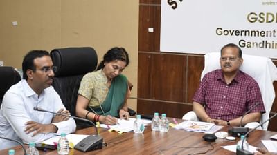 ગુજરાતમાં હવામાન વિભાગ દ્વારા કરાયેલી ભારેથી અતિભારે વરસાદની આગાહીને ધ્યાને રાખીને મુખ્ય સચિવ રાજકુમારના અધ્યક્ષ સ્થાને સ્ટેટ ઇમરજન્સી ઓપરેશન સેન્ટર ખાતે રાજ્ય સરકારની તૈયારીઓ અંગે સમીક્ષા બેઠક યોજાઇ હતી.