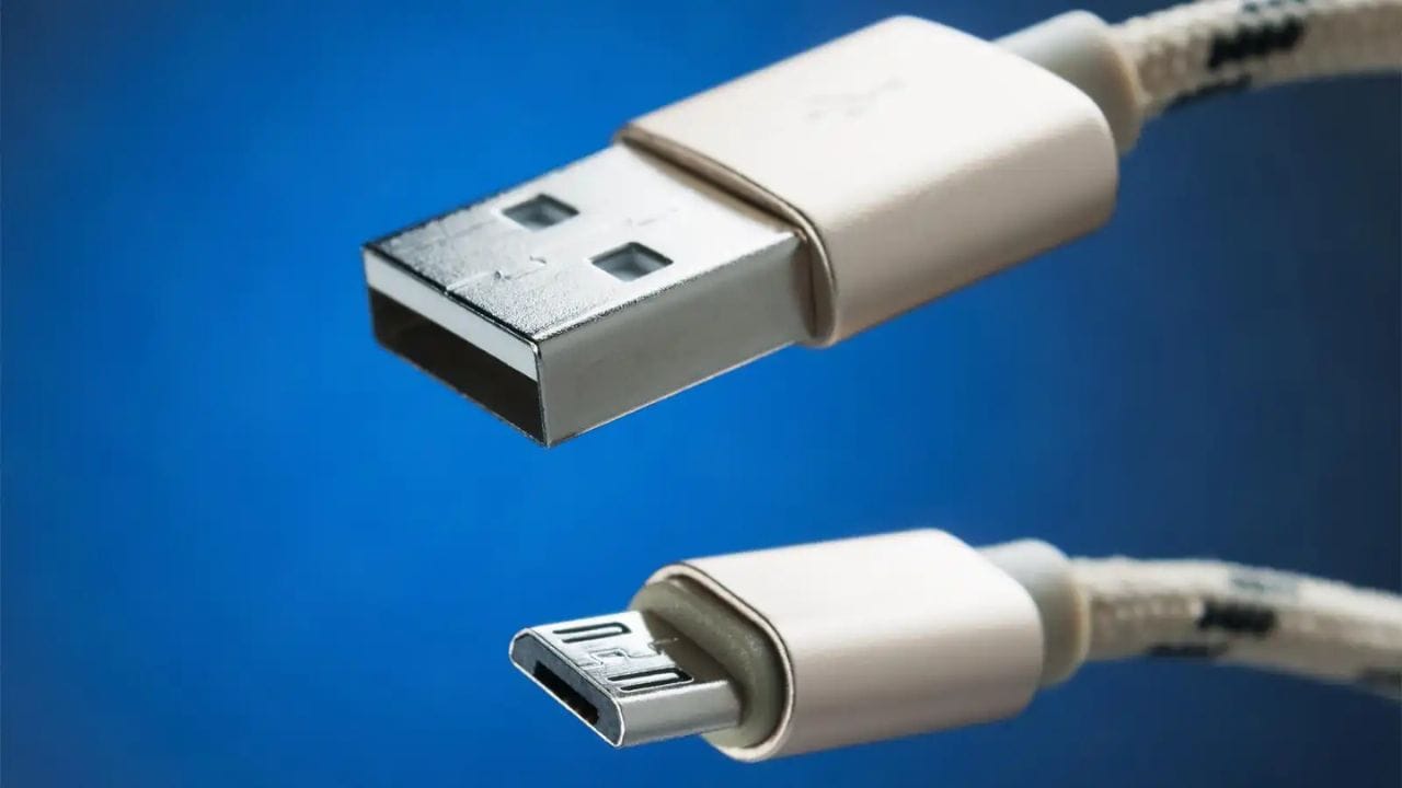 માઇક્રો USB ચાર્જિંગ : સૌ પ્રથમ આપણે માઇક્રો યુએસબી ચાર્જર વિશે વાત કરીએ છીએ. શરૂઆતમાં, કંપની ફોન અને ઇલેક્ટ્રોનિક ગેજેટ્સને ચાર્જ કરવા માટે માત્ર માઇક્રો યુએસબી પોર્ટનો ઉપયોગ કરતી હતી. પરંતુ જેમ જેમ સમય પસાર થતો ગયો તેમ તેમ તેનો ઉપયોગ ઓછો થતો ગયો. અત્યારે આ ચાર્જિંગ પોર્ટનો ઉપયોગ બજેટ સ્માર્ટફોનમાં થાય છે. જો કે, તેની પોતાની કેટલીક મર્યાદાઓ છે.