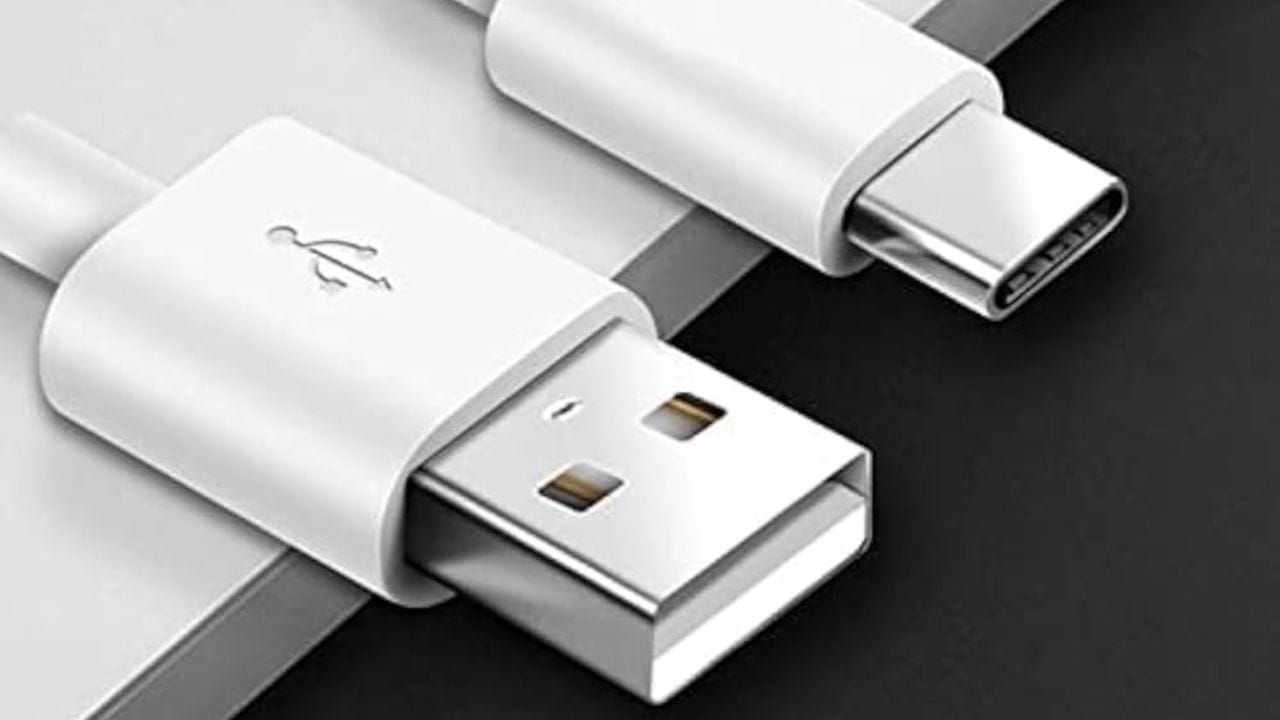 કયું ચાર્જર વધુ સારું છે જો તમે નવો સ્માર્ટફોન અથવા અન્ય ગેજેટ ખરીદો છો, તો તમારે ટાઇપ C પોર્ટ સાથેનો એક પસંદ કરવો જોઈએ. કેન્દ્ર સરકાર દ્વારા ધીમે ધીમે ટાઈપ સી ચાર્જર ફરજિયાત કરવામાં આવી રહ્યું છે. તેને સ્ટાન્ડર્ડ ચાર્જર તરીકે ગણવામાં આવી રહ્યું છે, જેનો ઉપયોગ સ્માર્ટફોન, ટેપ અને લેપટોપ પર દરેક જગ્યાએ કરી શકાય છે. ટાઈપ સી પોર્ટ ઝડપી ચાર્જિંગ, ઝડપી ડેટા ટ્રાન્સફર અને વધુ સારી સુવિધાઓ આપે છે. એવું માનવામાં આવે છે કે સરકાર 2025 સુધીમાં તમામ સ્માર્ટફોન ઉત્પાદકો માટે ટાઇપ સી ચાર્જર ફરજિયાત બનાવી શકે છે.