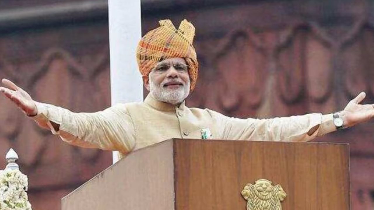 PM Modi turban Look 2015 : આગામી વર્ષે 2015માં સ્વતંત્રતા દિવસના અવસર પર વડાપ્રધાન મોદી ઘેરા પીળી પાઘડીમાં જોવા મળ્યા હતા. પીળા રંગ ઉપરાંત તે ચોક્કસ પાઘડીમાં વિવિધ રંગોની લાઈનની ડિઝાઇન પણ હતી. લાલ કિલ્લાની કિલ્લા પર ભાષણ આપતી વખતે બધાની નજર પીએમની પાઘડી પર ટકેલી હતી.
