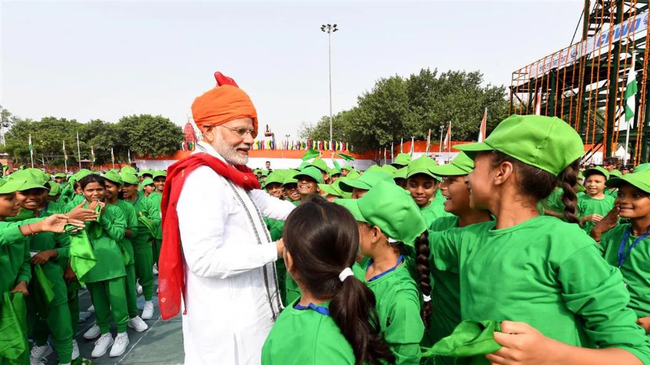 PM Modi turban Look 2018 : વર્ષ 2018માં વડાપ્રધાને સ્વતંત્રતા દિવસ માટે કેસરી અને લાલ રંગની પાઘડી પહેરી હતી.
