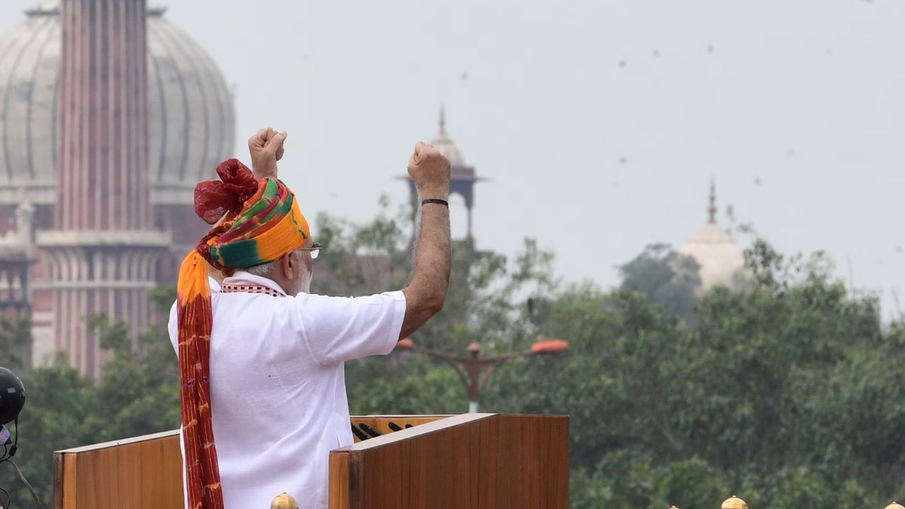 PM Modi turban Look 2019 : પીએમ મોદીએ 2019માં પણ પોતાનો અલગ દેખાવ એવો જ રાખ્યો હતો. ધ્વજવંદન દરમિયાન તેઓ મલ્ટી કલરની પાઘડી પહેરેલા જોવા મળ્યા હતા. તેની પાઘડી ખૂબ જ સુંદર અને આકર્ષક લાગી રહી હતી.
