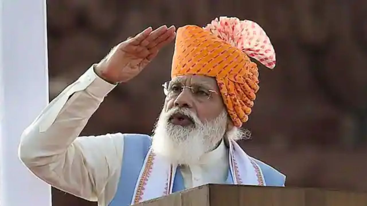 PM Modi turban Look 2021 : વર્ષ 2021માં દેશ તેની આઝાદીની 75મી વર્ષગાંઠની ઉજવણી કરી રહ્યો હતો. આ દિવસ જેટલો ખાસ હતો, વડાપ્રધાન મોદીની પાઘડી પણ એટલી જ ખાસ હતી. તેણે કોલ્હાપુરી ફેટા સ્ટાઈલની પાઘડી પહેરી હતી. તેમની પાઘડીને ખૂબ પસંદ કરવામાં આવી હતી, જેના પર બધાની નજર ટકેલી હતી.
