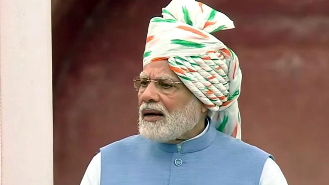 PM Modi turban Look 2022 : વર્ષ 2022માં વડાપ્રધાન લાલ કિલ્લા પર ક્રીમ રંગની પાઘડી પહેરેલા જોવા મળ્યા હતા. તે પાઘડી પર ત્રિરંગાની છાપ પણ હતી, જે તેને ખૂબ જ સુંદર અને આકર્ષક બનાવી રહી હતી.
