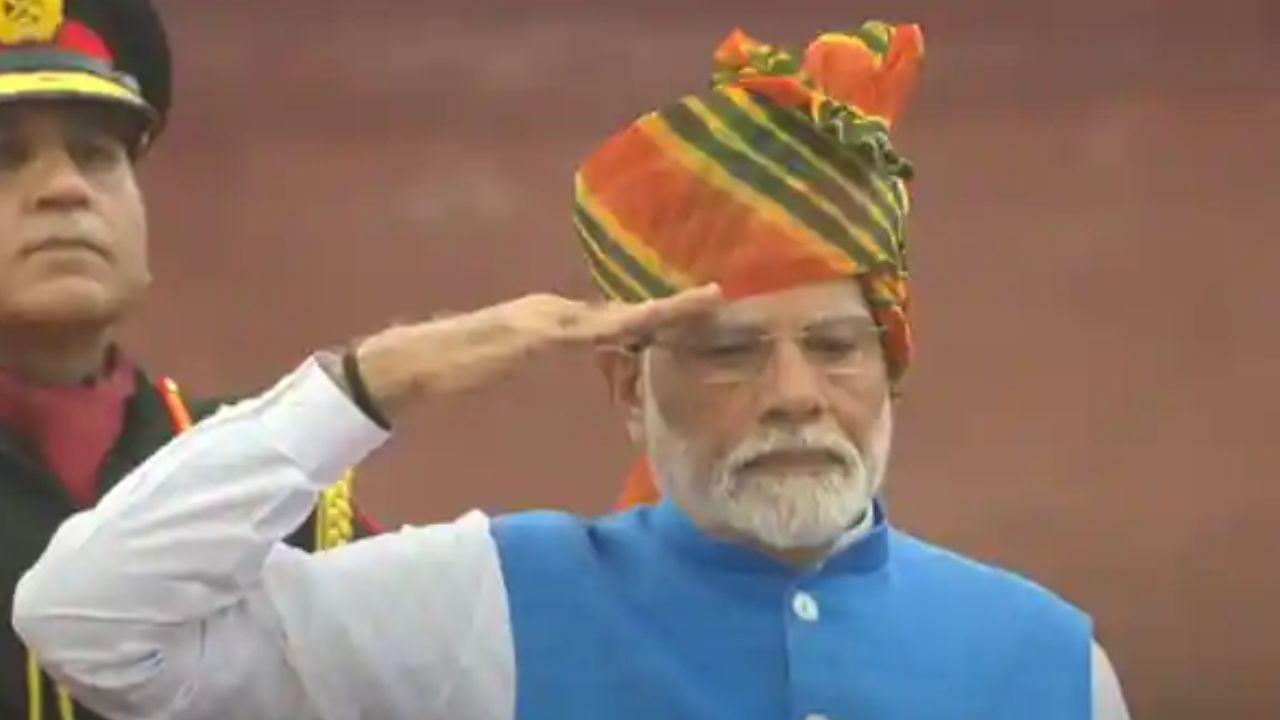 PM Modi turban Look 2024 : આ વખતે એટલે કે 15 ઓગસ્ટ 2024ના દિવસે PM મોદીએ ઘાટા મેથી પીળા તેમજ લીલા કલરના લહેરિયા વાળી રાજસ્થાની પાઘડી પહેરી છે. તેના લુકની દરેક જગ્યાએ ચર્ચા રહે છે. તેમણે ભાષણ દરમિયાન સફેદ કુર્તા સાથે લાઈટ બ્લૂ કલરનું બંધ ગળાનું જેકેટ પહેર્યું હતું. તેમનો આ રાજસ્થાની પાઘડી લુક પણ ખૂબ જ સરસ લાગતો હતો. પાઘડીનો લહેરિયા અંદાજ અને રાજસ્થાનની પરંપરાગત ટાઈ-ડાઈ ટેક્સટાઈલ ટેકનિકથી બનેલી અને પશ્ચિમ રાજસ્થાનના રણની રેતીમાં જે રીતે લહેરો બને તેમાંથી આ ડિઝાઈન લેવામાં આવી છે.
