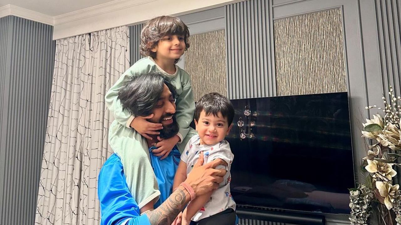 જાન્યુઆરી 2018માં પંડ્યાને મુંબઈ ઈન્ડિયન્સ દ્વારા 2018 આઈપીએલની હરાજીમાં ખરીદવામાં આવ્યો હતો. તેણે રણજી ટ્રોફીમાં રેલવે સામે 21 બાઉન્ડ્રી ફટકારી 160 રન બનાવ્યા હતા અને તે તેની બીજી ફર્સ્ટ ક્લાસ રમતમાં 73.06ના સ્ટ્રાઈક રેટ સાથે બરોડા માટે પ્રથમ દાવમાં સૌથી વધુ રન બનાવનાર ખેલાડી હતો.