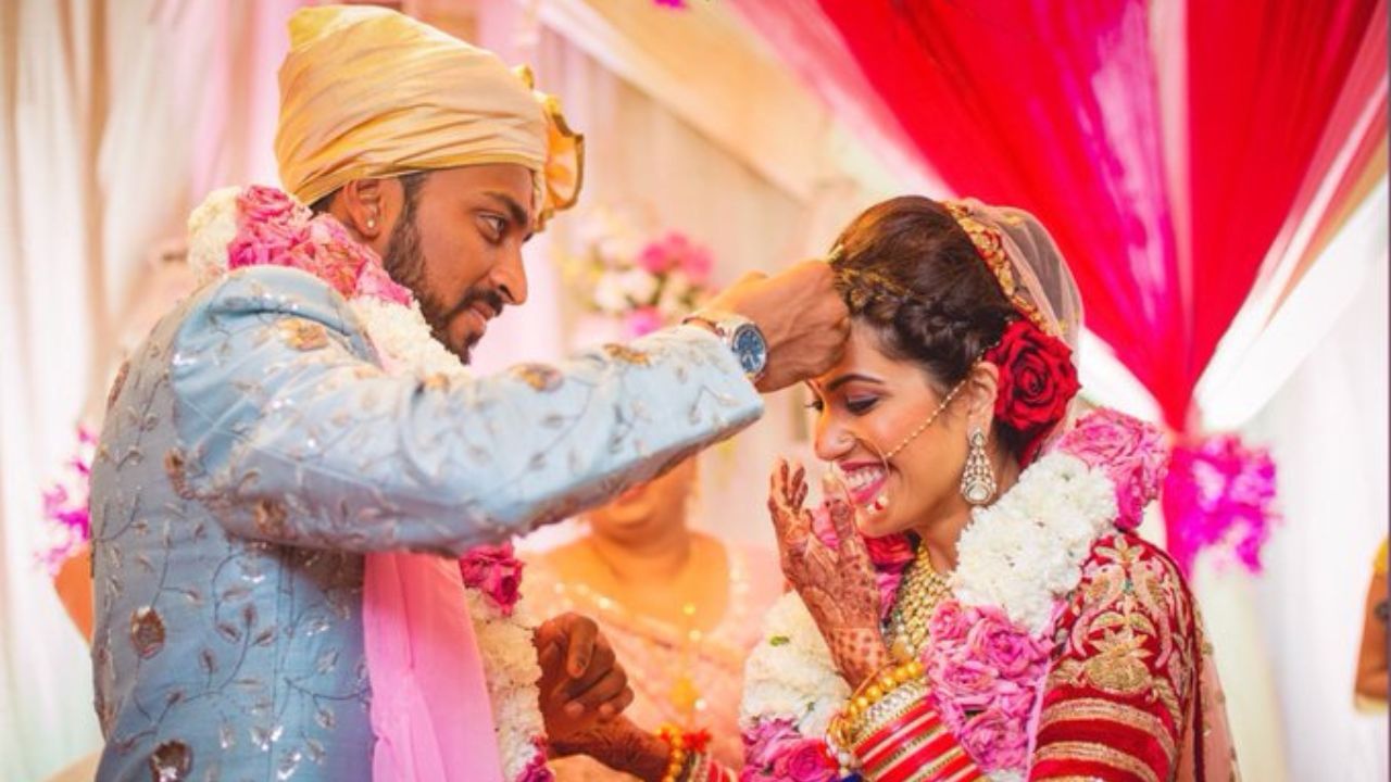 ભારતીય ક્રિકેટર હાર્દિક પંડ્યાના મોટો ભાઈ છે. 27 ડિસેમ્બર 2017ના રોજ પંખુરી શર્મા સાથે લગ્ન કર્યા. આ દંપતીને બે પુત્રો છે, કવિર કૃણાલ પંડ્યા જેનો જન્મ 18 જુલાઈ 2022ના રોજ થયો હતો અને વાયુ કૃણાલ પંડ્યાનો જન્મ 21 એપ્રિલ 2024ના રોજ થયો હતો.