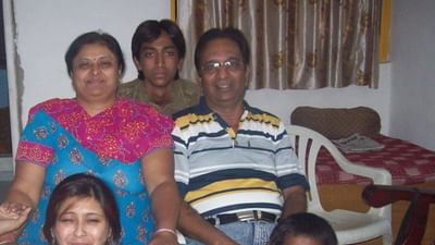 કૃણાલ પંડ્યા ભારતીય સ્ટાર ક્રિકેટર હાર્દિક પંડ્યાના મોટા ભાઈ છે. ડિસેમ્બર 2017માં કૃણાલ પંડ્યાએ પંખુરી શર્મા સાથે લગ્ન કર્યા. કૃણાલ પંડ્યા અને હાર્દિક પંડ્યાને ક્રિકેટ રમવાનો શૌખ હતો, પિતાએ બાળકોના સપનાને પૂર્ણ કરવા માટે ખુબ મહેનત કરી છે.