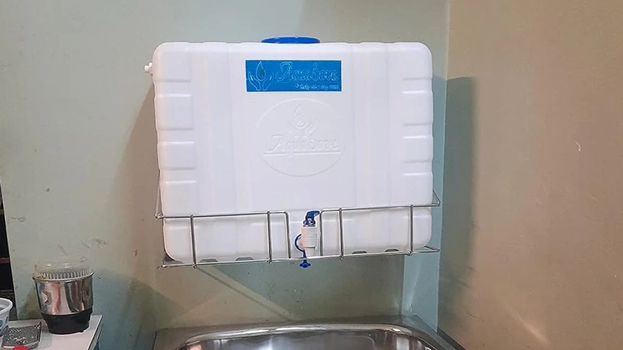 તમારા ઘરમાં લગાવેલ RO વોટર પ્યુરીફાયર સિસ્ટમ તેને શુદ્ધ કરતી વખતે કેટલાય લીટર પાણી નકામું ફેંકી દે છે. જેને ઘણીવાર કચરો ગણવામાં આવે છે. લોકો માત્ર આ પાણીને જવા દે છે અને અન્ય કોઈ હેતુ માટે તેનો ઉપયોગ કરતા નથી. તમે આરઓમાંથી છોડેલા પાણીનો ઉપયોગ ઘણા હેતુઓ માટે કરી શકો છો. ચાલો જાણીએ કે આ પાણીને કેવી રીતે બચાવી શકાય છે અને તેનો ઉપયોગ કયા હેતુઓ માટે કરી શકાય છે.
