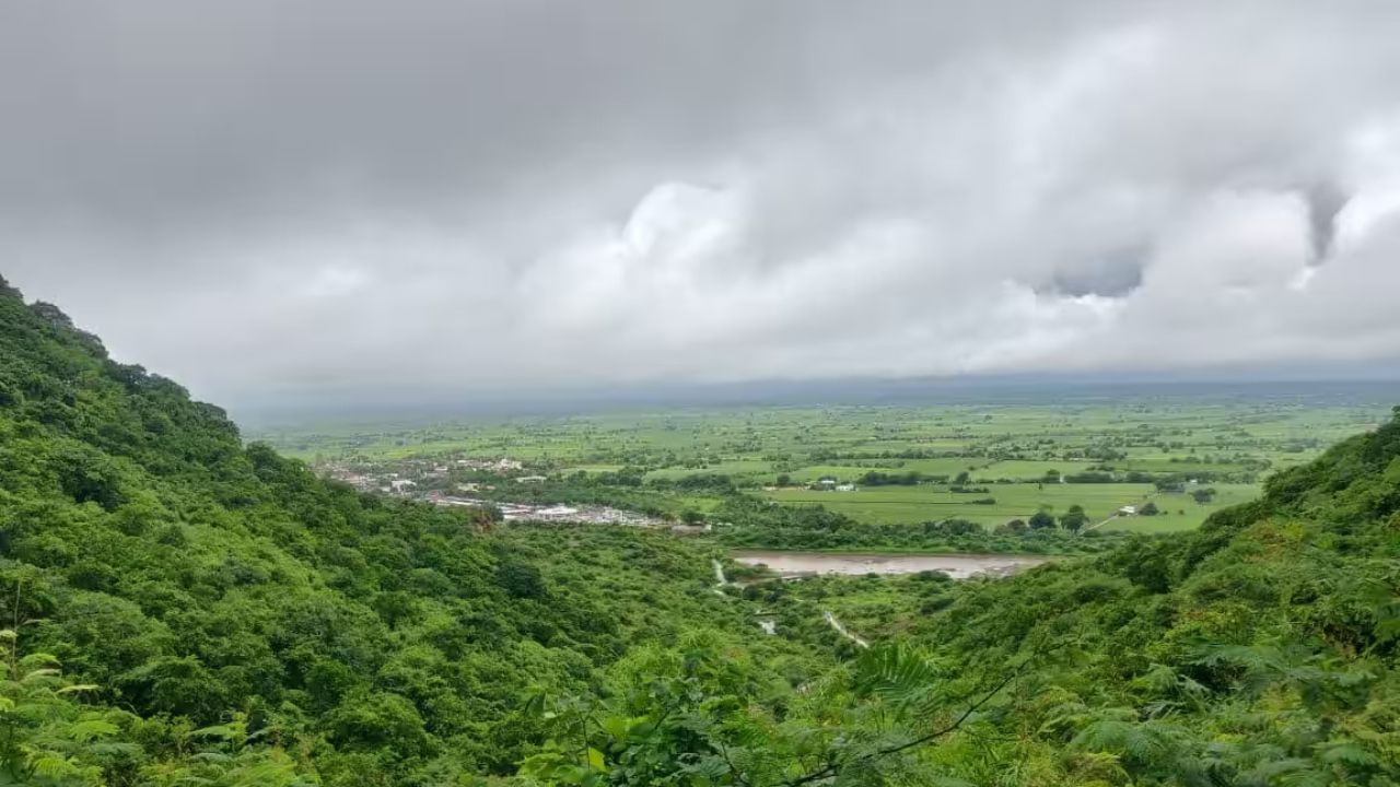 ઓસમ ડુંગર ઉપર માત્રી માતાજીનું મંદિર, ભીમકુંડ, હીડંબાનો હિચકો, સ્વયંભૂ ટપકેશ્વર મહાદેવ મંદિર, તળાવ સહિત જૈન ધર્મના આસ્થા સમી ધાર્મિક જગ્યાઓ આવેલી છે. આ પર્વતનો ઉલ્લેખ મહાભારતમાં પણ થયેલા જોવા મળે છે. જેમાં શ્રી માત્રી માતાનો ઉલ્લેખ શ્રી છત્રેશ્વરી માતા તરીકે થયો છે.