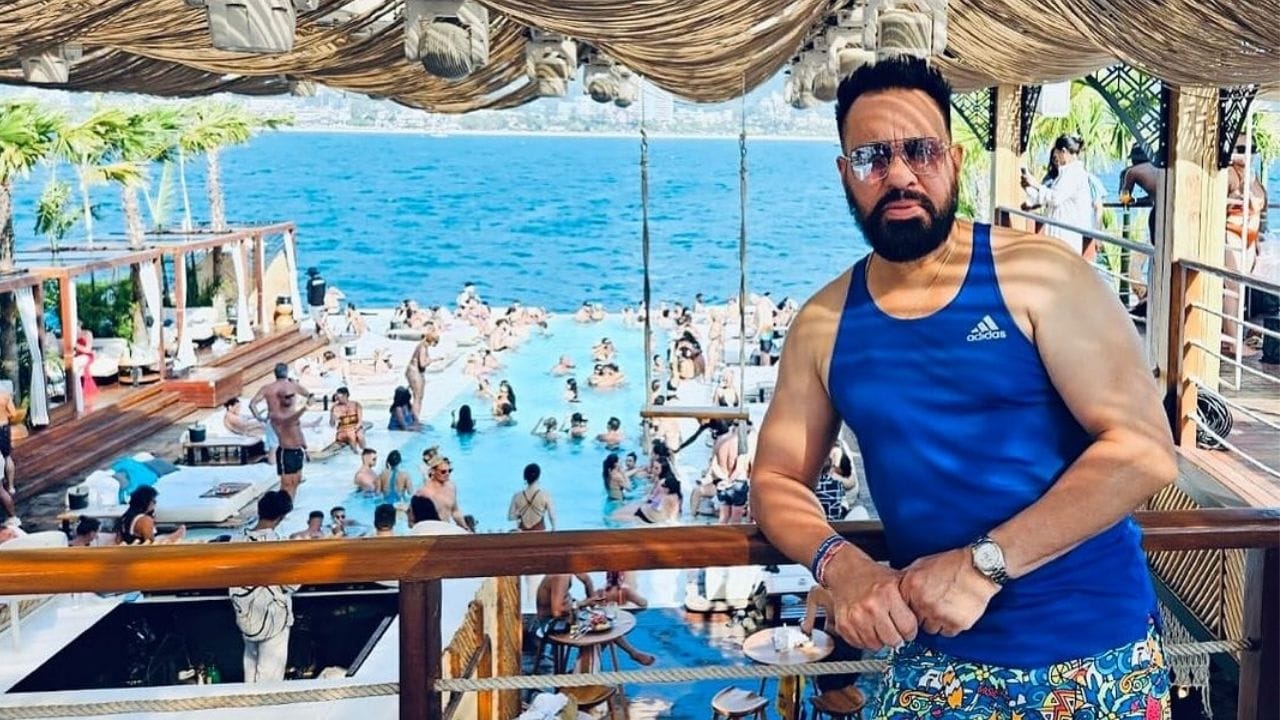 બોલિવુડના સ્ટાર તો કરોડો રુપિયાના માલિક છે. આ સાથે તેના બોડીગાર્ડ પણ કરોડો રુપિયાની કાર લઈને ફરે છે. સુપરસ્ટાર સલમાન ખાનના બોડીગાર્ડ શેરાએ નવી લક્ઝરી કાર ખરીદી છે. તો ચાલો જાણીએ આ કારની કિંમત શું છે.