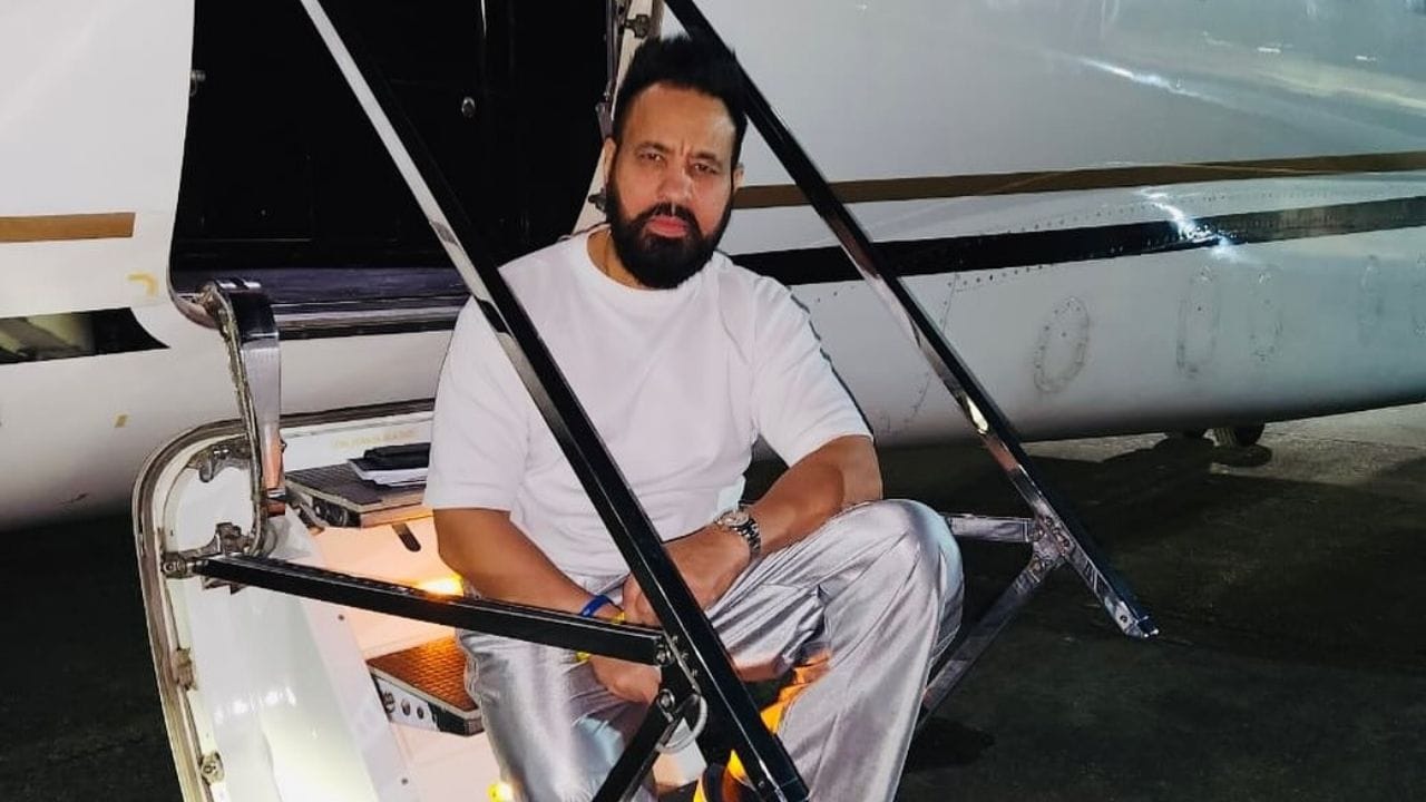 તમને જણાવી દઈએ કે, સલમાન ખાનનો બોડીગાર્ડ સ્ટાર જેવી લગ્ઝરી લાઈફ જીવે છે. ભલે તે બોડીગાર્ડ હોય પરંતુ કરોડો રુપિયાની કમાણી કરે છે,